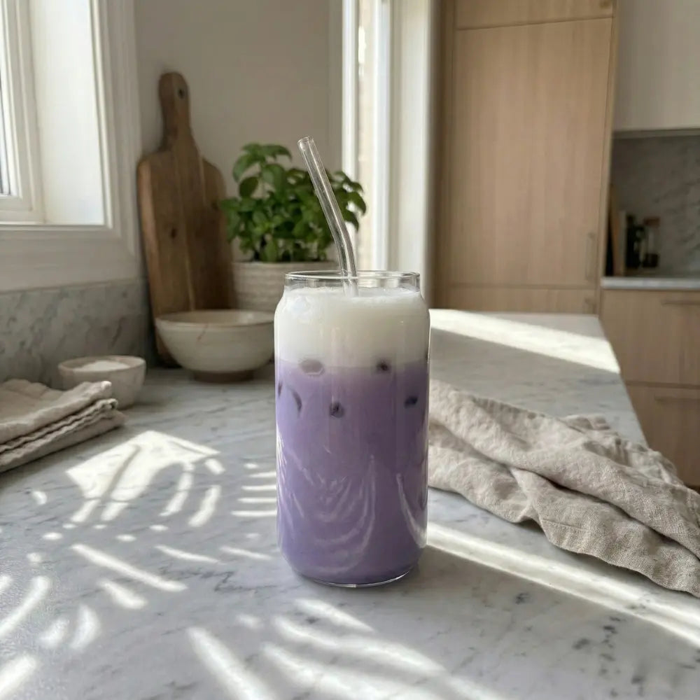 Ube latte crémeux et bicolore réalisé avec de la poudre d'ube authentique