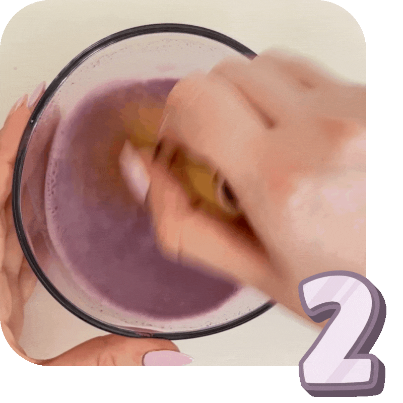 Vidéo montrant la préparation de le l'ube latte. Fouetter avec un fouet en bambou pour enlever les grumeaux