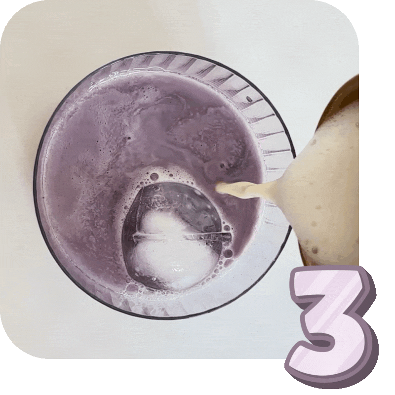 Verse le lait mousseux à l'intérieur du verre d'ube latte