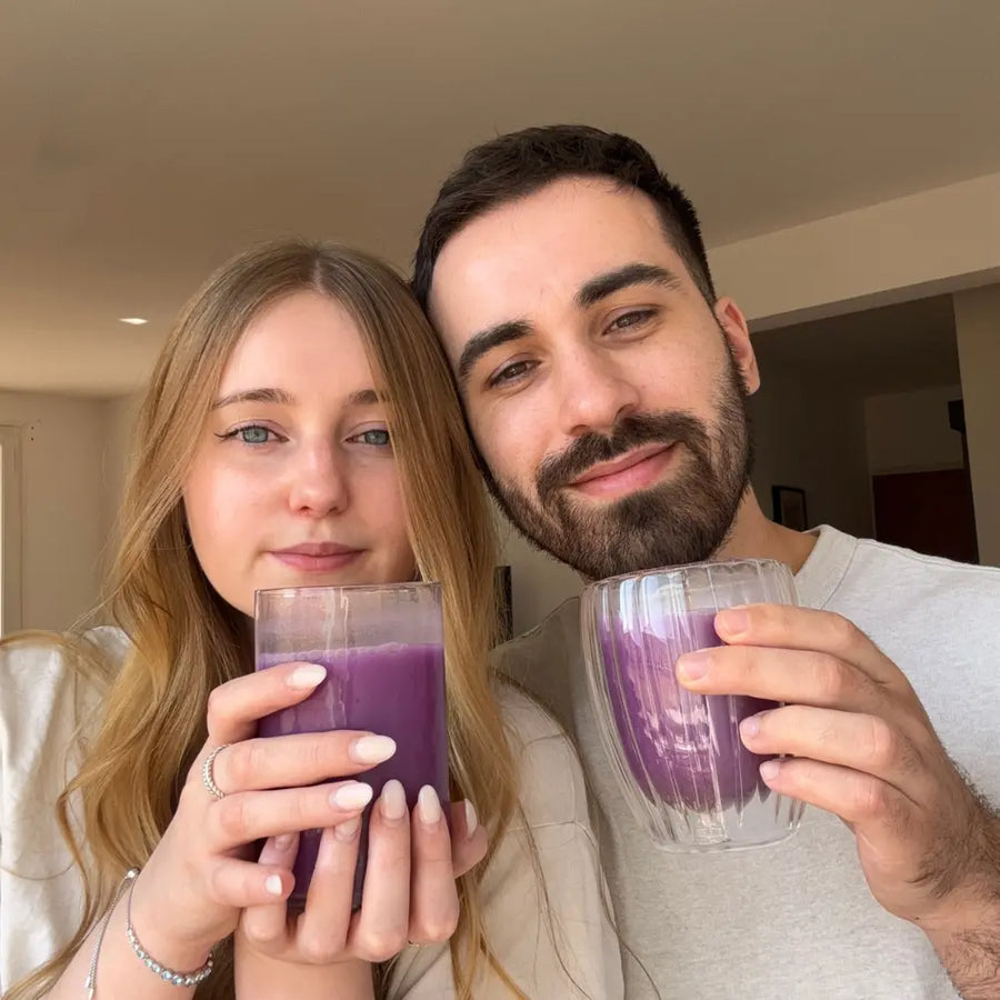 Les deux fondateurs d'Ube-Ube dégustant leur ube latte à la poudre d'ube, la boisson violette qu'ils ont créée