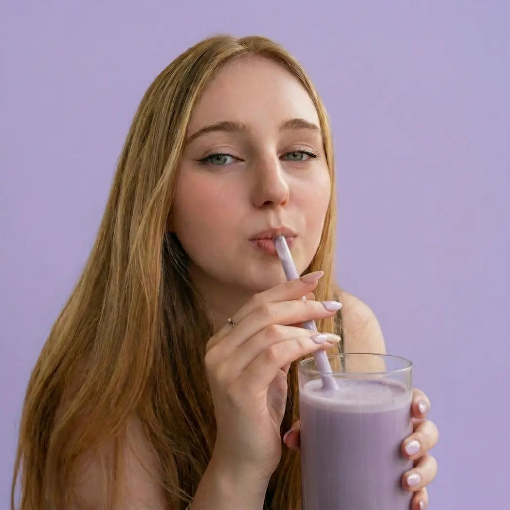 La fondatrice d'Ube-Ube dégustant un ube latte à la poudre d'ube