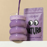 Sachet de poudre d'ube Ube-Ube Nature 100g à côté d'un ube latte violet en cours de préparation