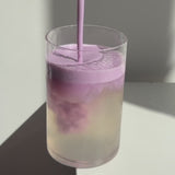 Préparation d'un ube latte coco colorée avec une mousse ontueuse d'ube. Avec la poudre de la marque Ube-Ube